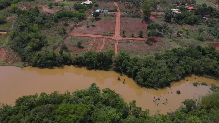 Chacara no portal serra azul com água no fundo 