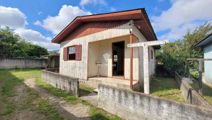 Casa de Madeira disponível para locação no bairro Urussanguinha, Araranguá. Próximo a Supe