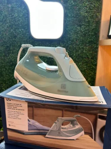Ferro de Passar a Vapor e a Seco Electrolux Verde Claro