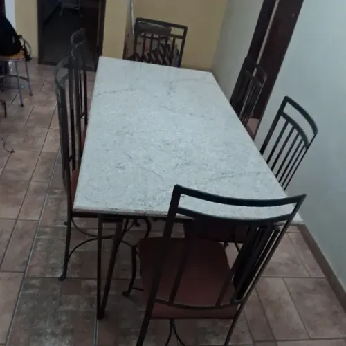 mesa de jantar 6 lugares com estrutura de ferro e tampo de granito