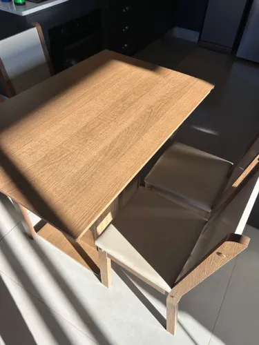 Mesa retangular com 4 cadeiras