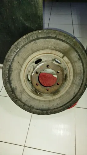 2 aros com pneu usado