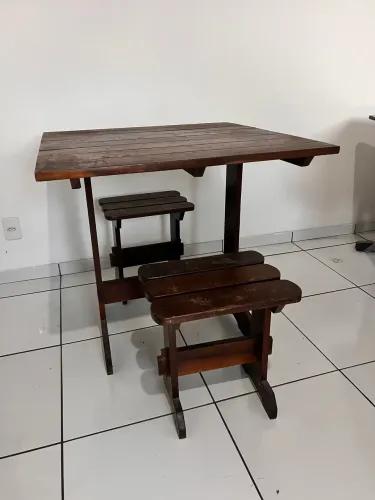 Conjunto de Madeira (mesa e 2 bancos)