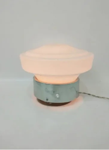 Luminária vintage grande estilo midcentury, de metal com cúpula de opalina
