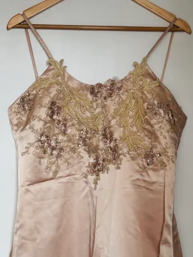 Vestido bege delicado