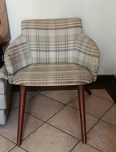 Poltrona de madeira com estofado xadrez - R$50