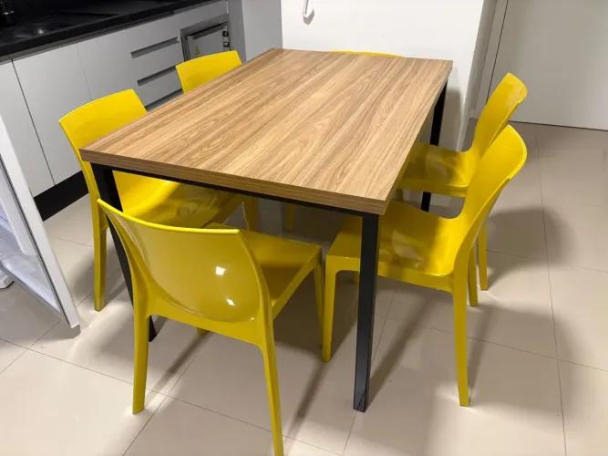 Mesa com tampo amadeirado e seis cadeiras