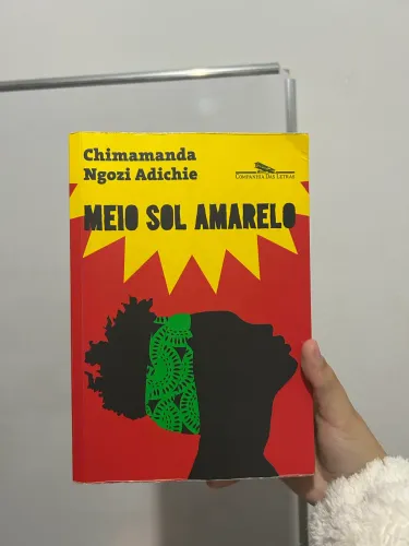 livro: meio sol amarelo autora: chimamanda ngozi adichie