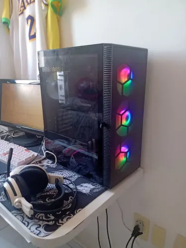 Vende-se Computador Gamer com mouse, teclado, Mousepad e headset.