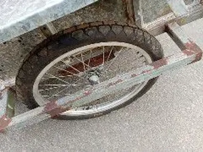Vendo carrocinha pequena, com pneus novos e pronta uso l