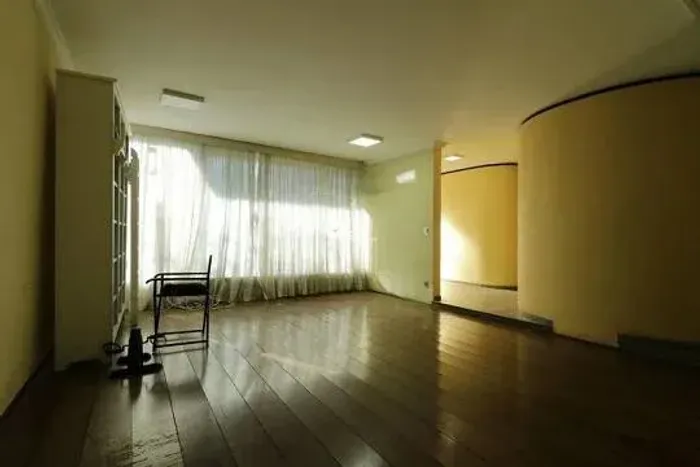 Sobrado Amplo e Iluminado com 230 m², 4 Quartos e Quintal no Bairro Jardim REF: 20544