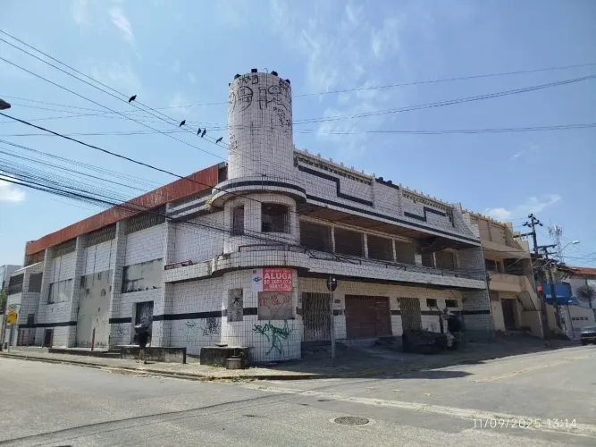 ALUGA-SE PRÉDIO COMERCIAL DE ESQUINA PRÓXIMO AO HOSPITAL DA MULHER