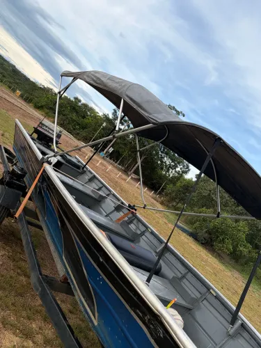 Vendo barco 6 metros com motor e carretinha - completo 