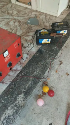 CARREGADOR DE BATERIAS, PEGA DE 1 ATE 15 BATERIAS.