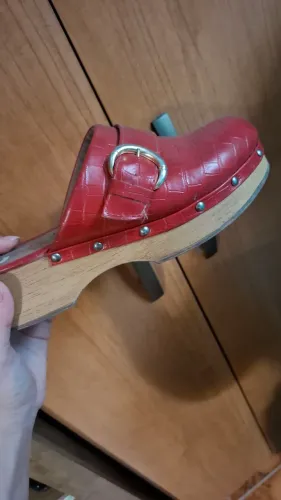 Tamanco Clog Vintage Madeira e Couro Vermelho Croco - Estilo Retrô