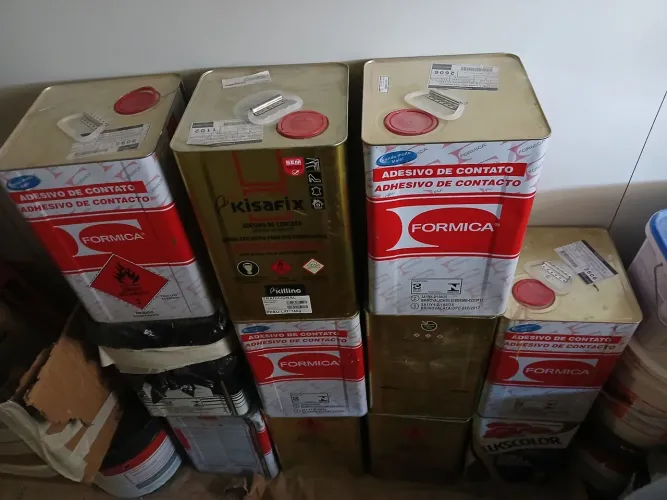 Vendo 6 latas de 18 litros de cola de contato e o solvente junto