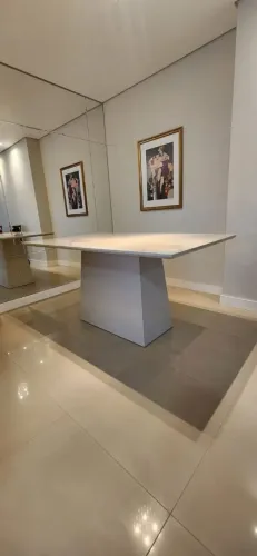 Mesa de madeira laqueada branca, com tampo em madeira laqueada branca e vidro