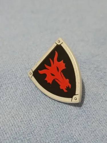 LEGO escudo triangular curto com estampa de cabeça de dragão vermelho em fundo preto
