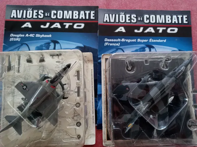 2 miniaturas da Coleção jatos de combate