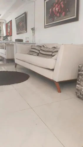 Sofá três lugares em linho, meme novo e almofadas