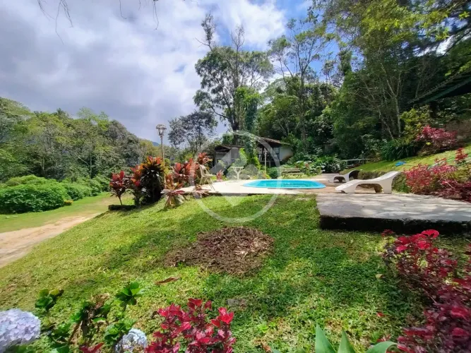 Área de 9.605 m² com chalés, nascentes e vista panorâmica Caxangá codigo: 381402
