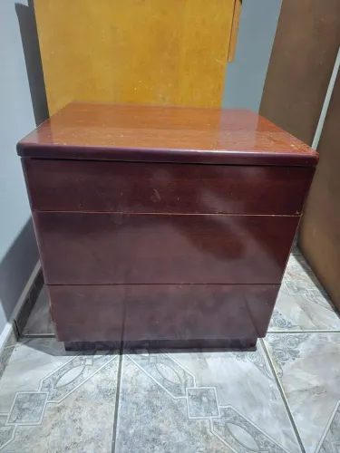 Mesa de cabeceira de madeira