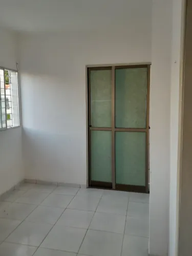 Aluga apartamento condomínio fechado