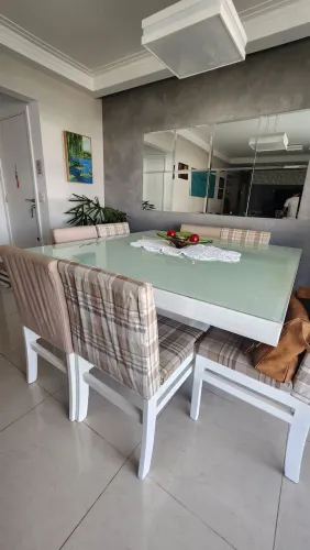 Vendo mesa quadrada com 8 cadeiras. 