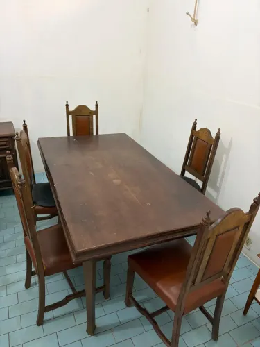 Mesa com cadeiras de madeira