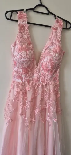 vestido longo rosa claro de tule bordado