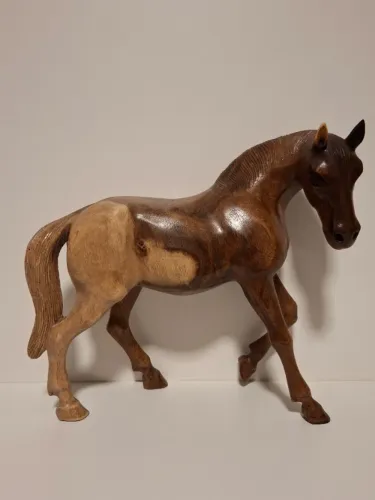 Escultura Cavalo em Madeira - Produzido de forma artesanal.
