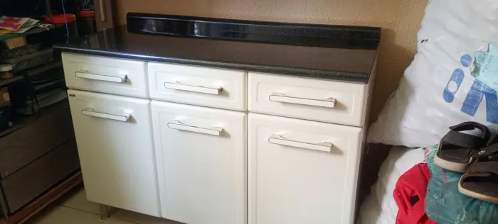 Vendo balcão armário de parede mais o armário de canto aberto ali valor 750 lá
