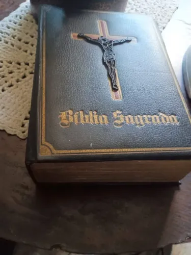 Biblia Sagrada ano R$1962,compostas de obras e artes