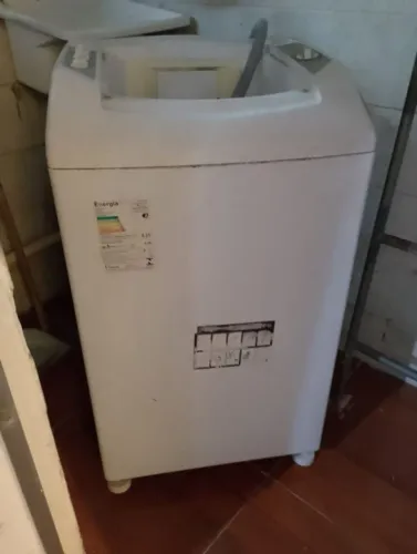 Vendo geladeira Eletrolux duas portas,um fogão 6 bocas e uma máquina de lavar.