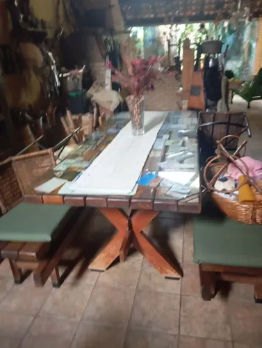 Mesa em madeira maciça 