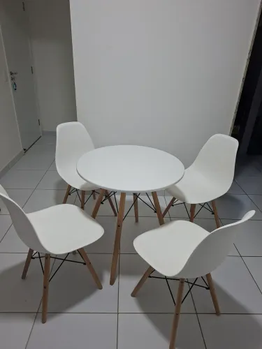 Mesa Redonda 4 Lugares com 4 Cadeiras Eiffel - Seminova