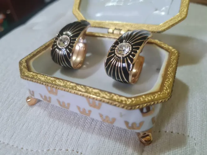 Lindo par de brincos vintage dourado e preto, com pedra