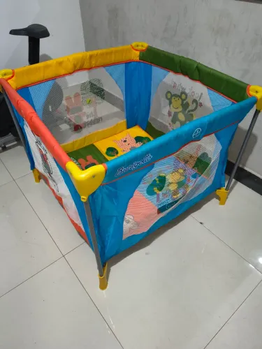 Cercadinho semi-novo para bebês