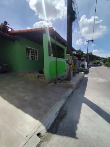 Alugo casa com 3 quartos, sendo uma suíte