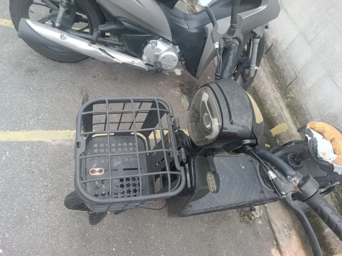 Bicicleta elétrica (com defeito)