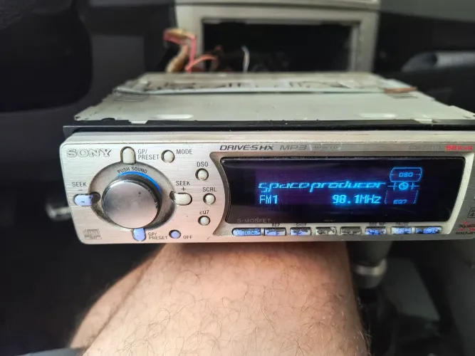 Rádio sony cdx-f7717x