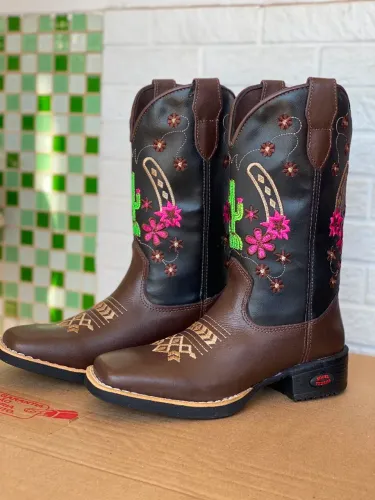 Bota texana feminina couro designer lindo  costurada forrada 