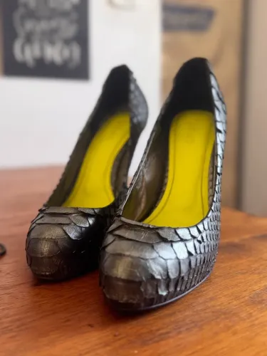 scarpin cinza metalizado a.brand