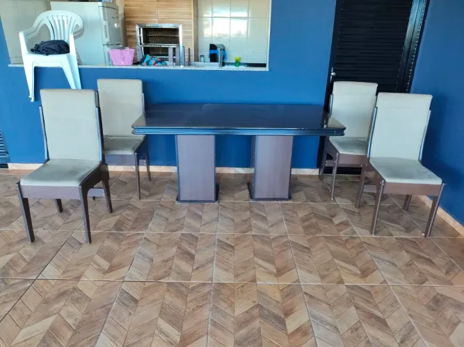 Mesa de madeira com 6 cadeiras