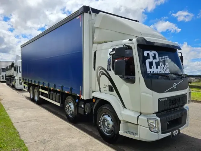 Volvo VM330 8x2 Bitruck Ano 22 Automático Ar Condicionado Sider 9.75Mts Interno