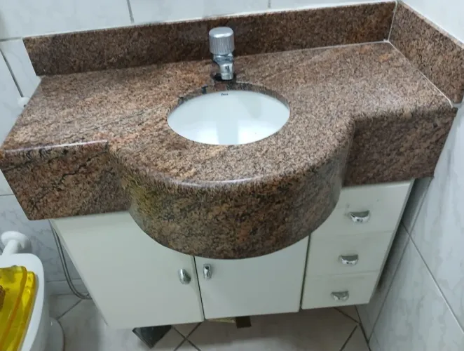 Armário e bancada de banheiro