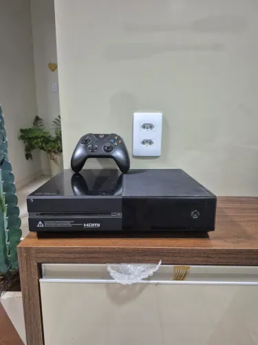 Xbox one , em ótimas condições, com 10 jogos e um controle sem fio .