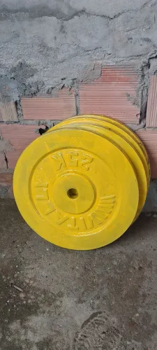 4 Anilhas de 25kg + Barra de 2m com 20kg. Tudo por 2mil