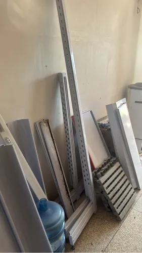 Vende bandejas para prateleiras de farmácia ou supermercado