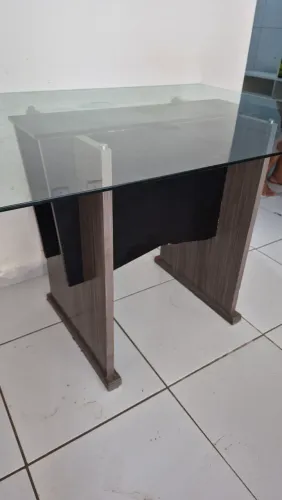 Mesa com base de vidro